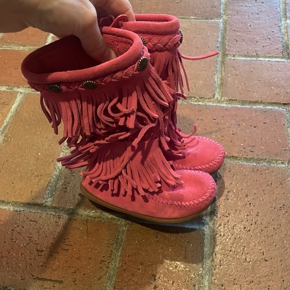 Pink Minnetonka 3 Layer Fringe Kids Boots - Picture 6 of 7